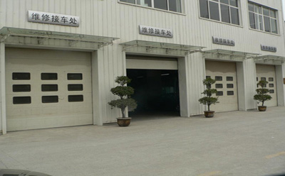 大型工業(yè)門安裝
